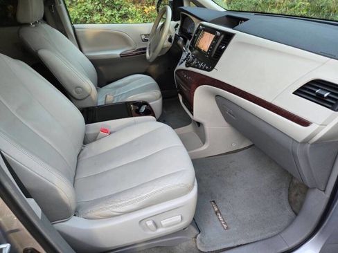 Used 2012 Toyota Sienna XLE w/ Premium Pkg image 12