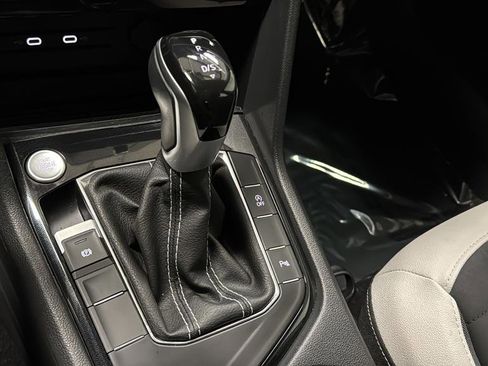 Used 2025 Volkswagen Taos SE w/ Panoramic Sunroof Package FWD image 19
