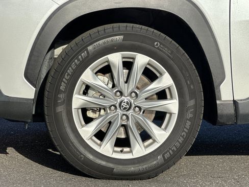 Used 2022 Toyota Corolla Cross LE image 23