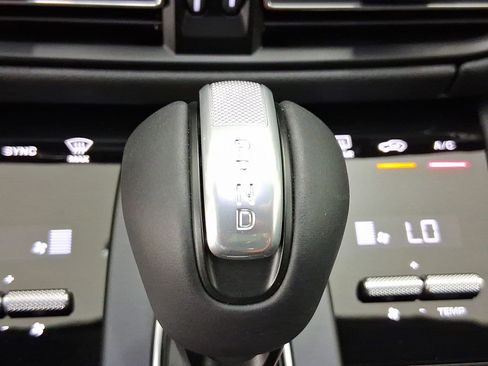 Used 2025 Porsche Macan image 17