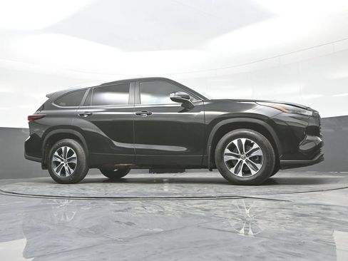 Used 2025 Toyota Highlander XLE AWD/4WD image 30