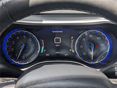 Used 2023 Chrysler Pacifica Touring image 23