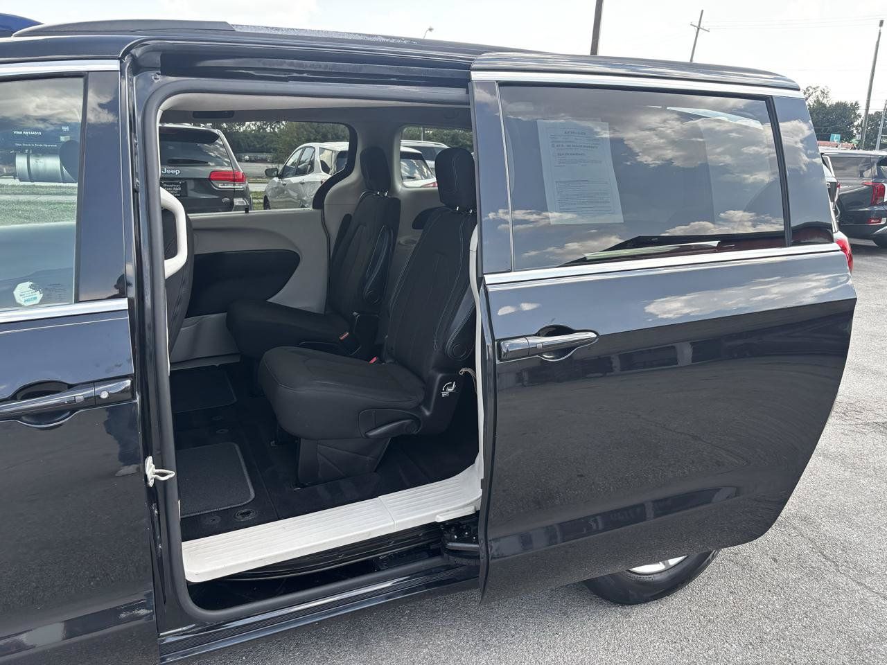 Used 2021 Chrysler Pacifica Touring FWD image 14