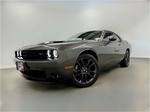 Used 2022 Dodge Challenger SXT w/ Plus Package image 2