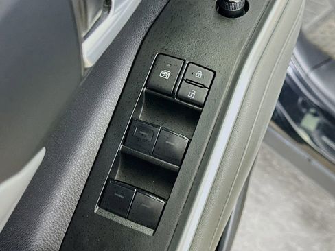 Used 2023 Toyota Highlander XLE image 21