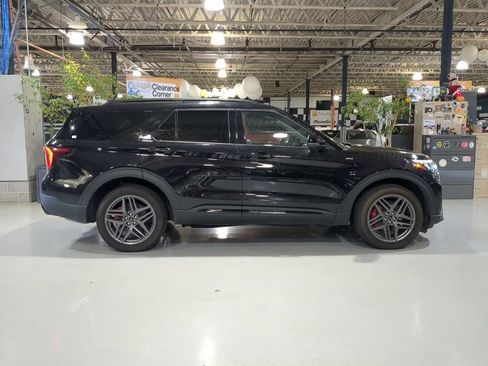 Used 2025 Ford Explorer ST-Line w/ ST-Line Street Pack AWD/4WD image 7
