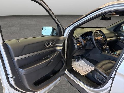 Used 2018 Ford Explorer XLT w/ Equipment Group 202A AWD/4WD image 9