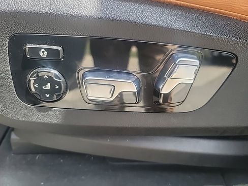 Used 2022 BMW X5 xDrive40i w/ M Sport Package image 11