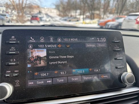 Used 2018 Honda Accord Touring image 16