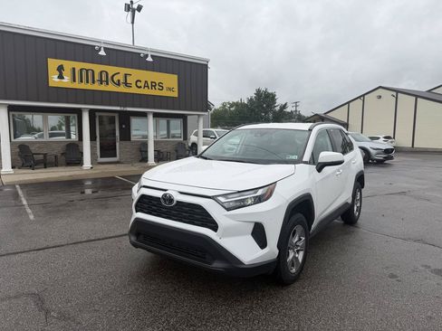 Used 2025 Toyota RAV4 XLE AWD/4WD image 2