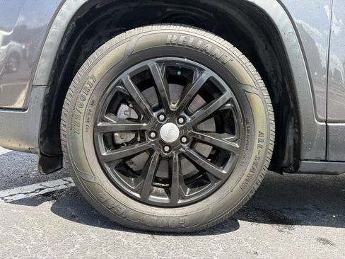 Used 2020 Jeep Cherokee Latitude Plus FWD image 11