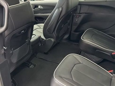 New 2027 Chrysler Pacifica Limited AWD/4WD image 18