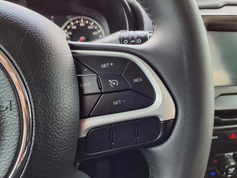 Used 2018 Jeep Renegade Latitude w/ Popular Equipment Group image 15