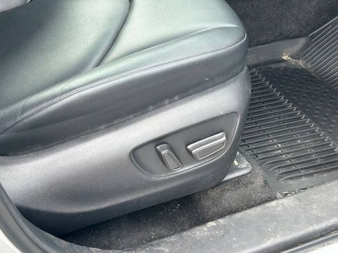 Used 2023 Toyota Highlander XLE AWD/4WD image 40