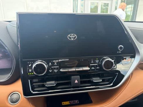 Used 2026 Toyota Highlander Platinum AWD/4WD image 9