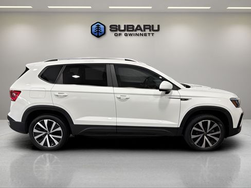Used 2023 Volkswagen Taos SE w/ Panoramic Sunroof Package FWD image 6
