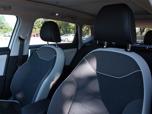 Certified 2025 Volkswagen Taos SE image 11