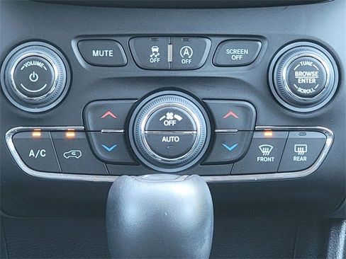 Certified 2023 Jeep Cherokee Altitude Lux image 28