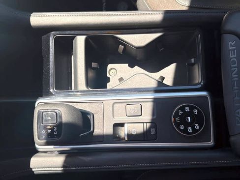 Used 2025 Nissan Pathfinder SL AWD/4WD image 29