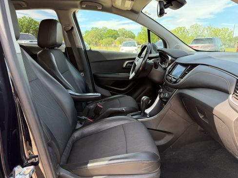 Used 2022 Chevrolet Trax LT w/ Driver Confidence Package AWD/4WD image 21