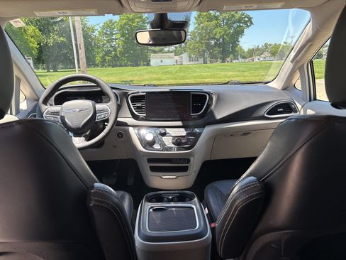 Used 2024 Chrysler Pacifica Touring-L FWD image 19