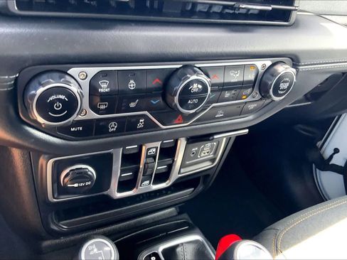 Used 2025 Jeep Wrangler Unlimited Sahara AWD/4WD image 31