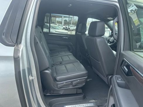 Used 2025 Chevrolet Suburban Z71 image 32