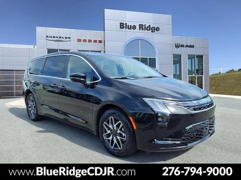 New 2027 Chrysler Pacifica Limited FWD image 1