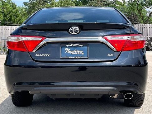Used 2017 Toyota Camry SE w/ Moonroof Package FWD image 4