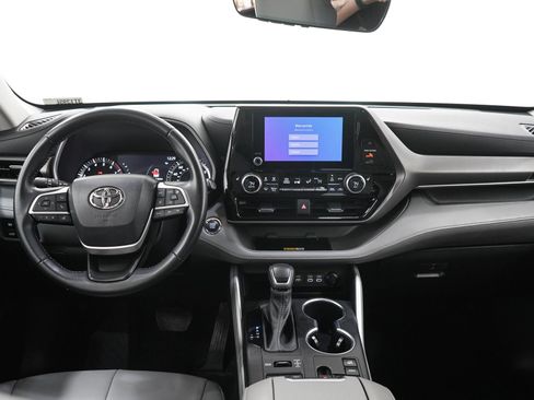 Used 2023 Toyota Highlander XLE w/ Protection Package #3 (TMS) AWD/4WD image 17