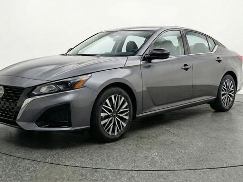 Used 2025 Nissan Altima 2.5 SV image 3