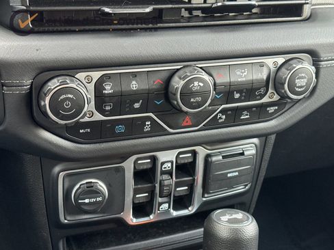 Certified 2025 Jeep Wrangler Unlimited Sahara w/ Safety Group image 21