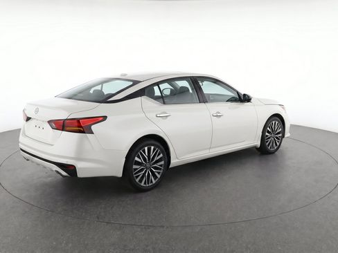 Used 2025 Nissan Altima 2.5 SV FWD image 9