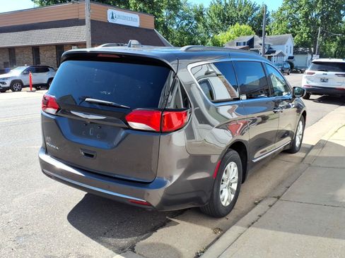 Used 2017 Chrysler Pacifica Touring-L FWD image 6