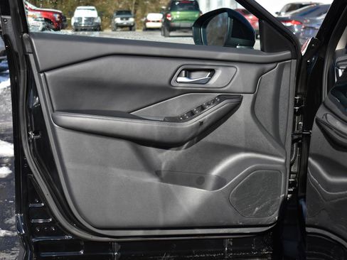 Used 2025 Nissan Rogue SV image 12