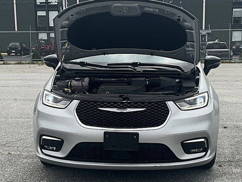Used 2024 Chrysler Pacifica Touring-L image 5