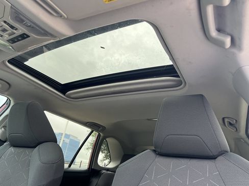 Used 2019 Toyota RAV4 XLE w/ Convenience Package FWD image 9