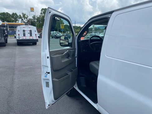 Used 2018 Chevrolet Express 2500 Extended RWD image 7