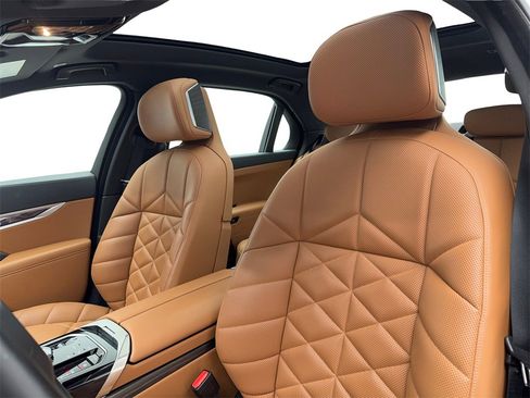 Used 2023 BMW 740i image 37