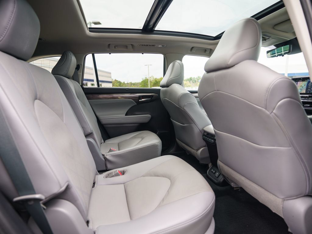 Used 2021 Toyota Highlander Platinum AWD/4WD image 41