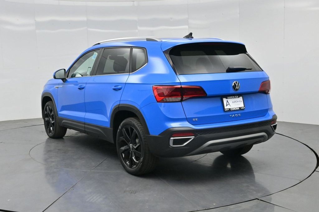 Used 2023 Volkswagen Taos SE w/ Panoramic Sunroof Package FWD image 3