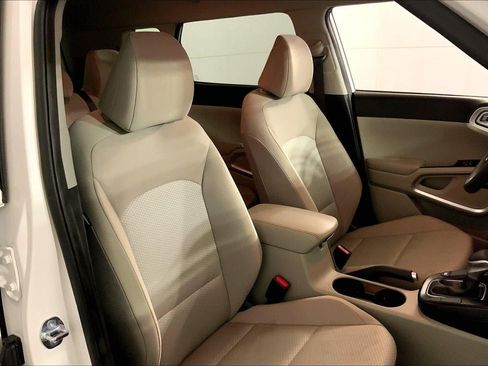 Certified 2025 Kia Soul LX w/ LX Technology Package FWD image 7
