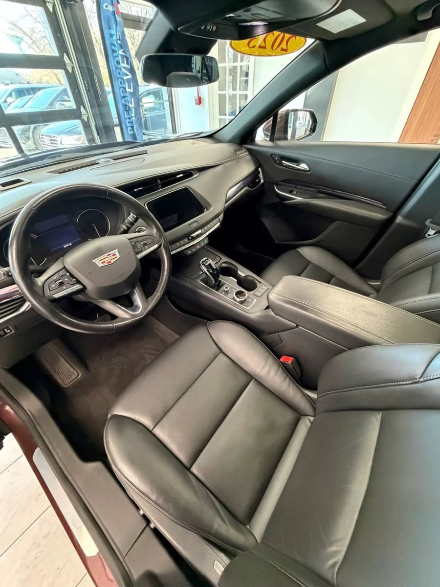 Used 2023 Cadillac XT4 Luxury w/ Cold Weather Package FWD image 8