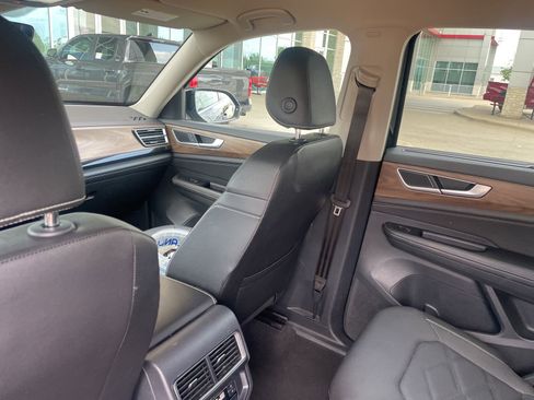 Used 2025 Volkswagen Atlas SE image 18