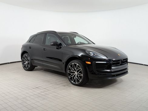 Certified 2025 Porsche Macan AWD/4WD image 6