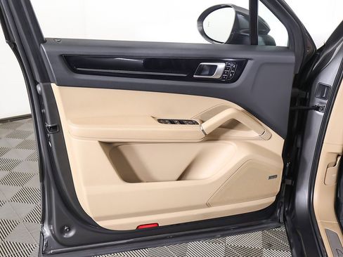 Used 2020 Porsche Cayenne image 26