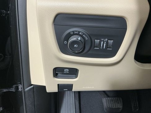 Used 2023 Jeep Grand Cherokee Limited w/ Luxury Tech Group II image 18