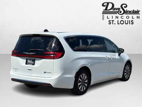 Used 2024 Chrysler Pacifica Limited FWD image 3