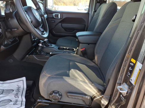 Used 2025 Jeep Gladiator Sport image 12