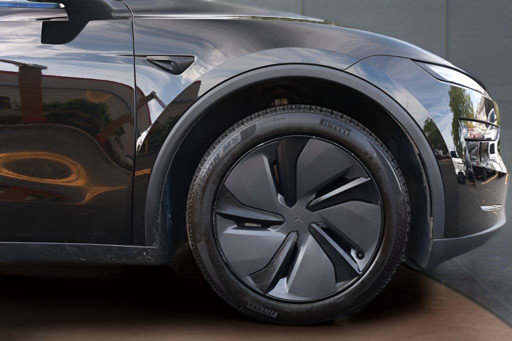 Used 2026 Tesla Model Y Long Range RWD image 15